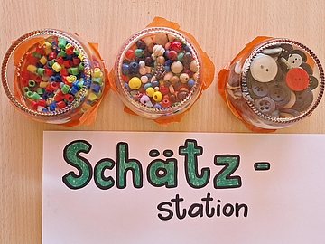 Die Schätzstation: Drei Gläser gefüllt mit Perlen und Knöpfen zum schätzen
